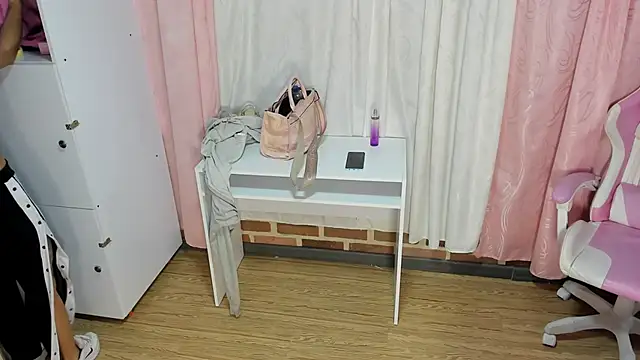 sara-cloudy2 - Sara-cloudy2's free webcam - UK Sex Cams