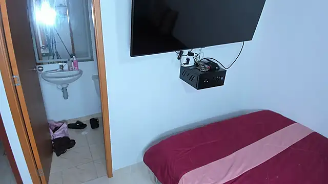 skinnysharonx (Ask my age) - deeptroath 1 min cover nose