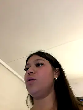 Webcam Model (Alyshanon18)  is live.Free join now!