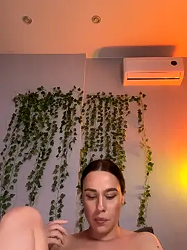 Webcam Model (MiaNell)  is live.Free join now!