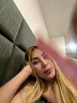 Webcam Model (mi_suk11)  is live.Free join now!