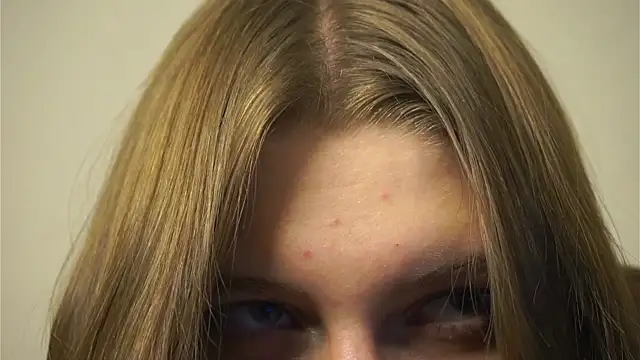 RoslynArcuo webcam stripchat model stream image