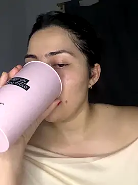 Webcam Model (Cami-)  is live.Free join now!