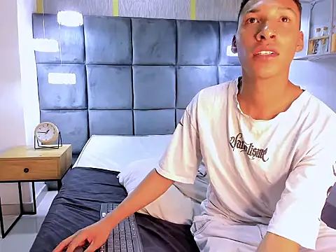 domminick18 - Domminick18's free webcam - UK Sex Cams