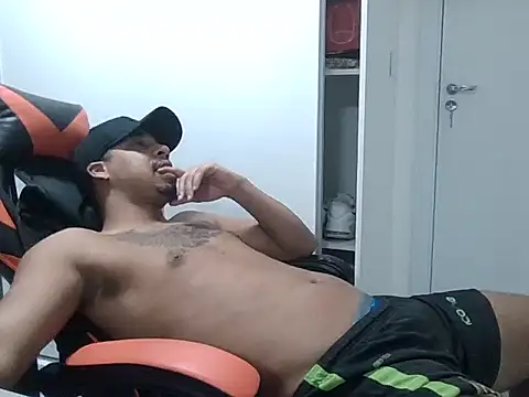 juninholekejr - JUNINHOLEKEJR's free webcam - UK Sex Cams