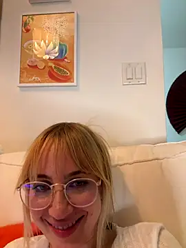 rileylovesyou from StripChat is Freechat