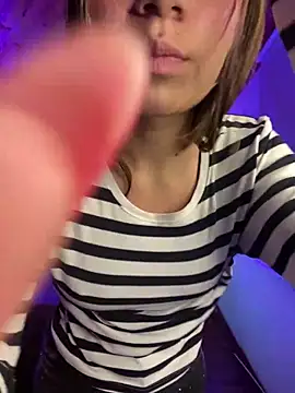 Isabella18_pink webcam stripchat model stream image