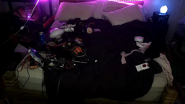 bi_curious86 (Ask my age) - Still raising money for a new phone ;:-/