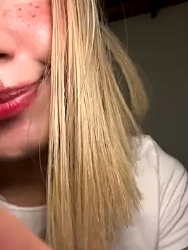 SweetBunnyGF's Stripchat show and profile