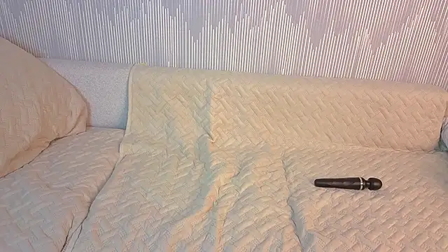 keeleybuoy (F teen) - Put oil on my boobs