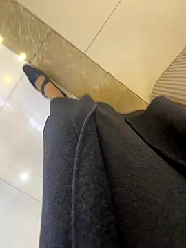 yimisun01 (F milf) - 户外超刺激……偷偷夹着小粉玩……国王👑完成✅任务上身无内衣👙真空5分钟