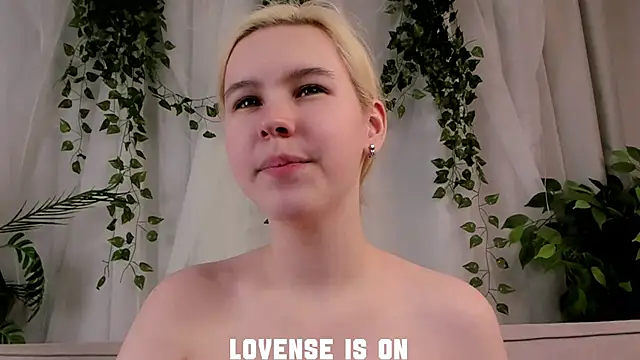 elizspieth (F teen) - Oil show on the tits