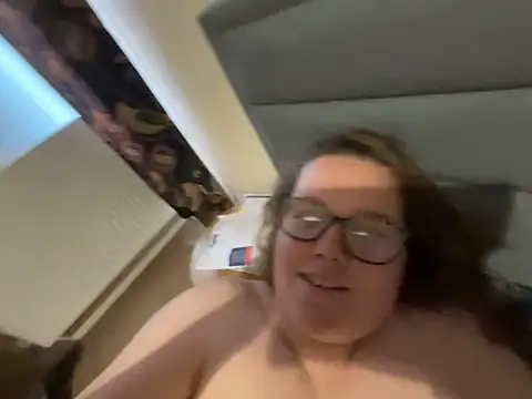 Webcam Model (Scarletcum22)  is live.Free join now!