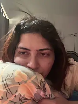 Webcam Model (Cami-)  is live.Free join now!