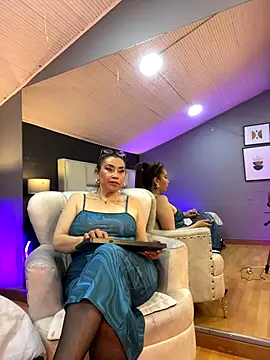 Webcam Model (Samantha_Milf__)  is live.Free join now!