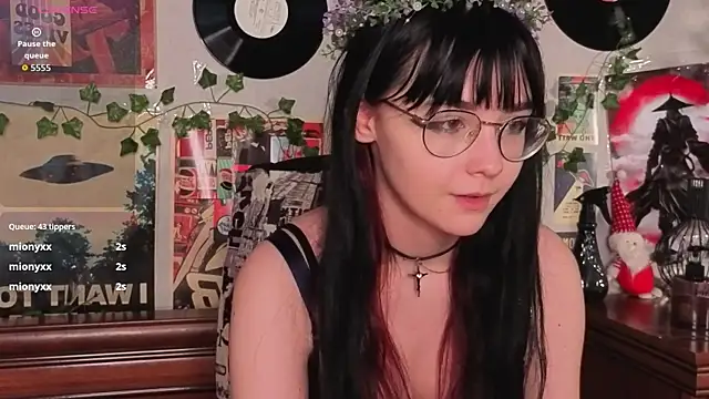 berenicebattersby (F teen) - tease skirt