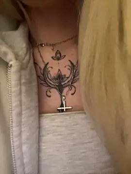 babydolll (Ask my age) - Sophie massage boobs in cafe