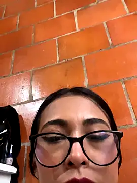 Webcam Model (Emma__cumlovee)  is live.Free join now!