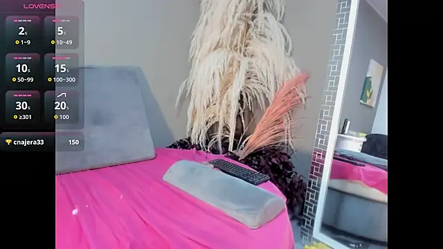 Live webcam thumbnail of sienna_glow from co. Watch my show!