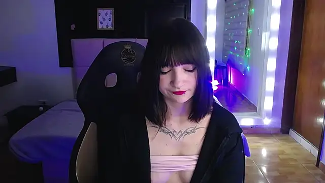 _charlotte_collins_ (F teen) - show my tits