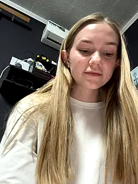 MilaMoone from StripChat is Freechat