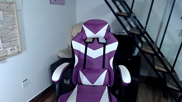 Live webcam thumbnail of samantha_baby_ from . Watch my show!