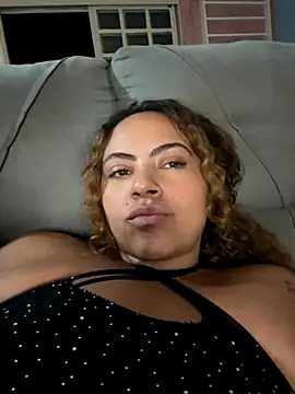 Chloe_Leaozinho Live Webcam on Stripchat