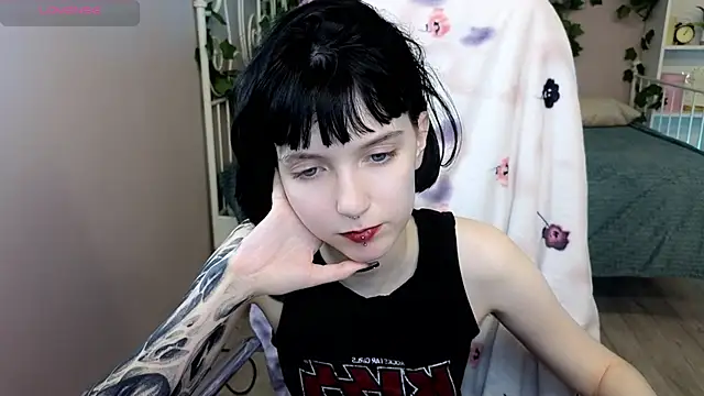 HazelTompson live cam screenshot female on TokenKeno — Tip, Play & Watch Live Cams