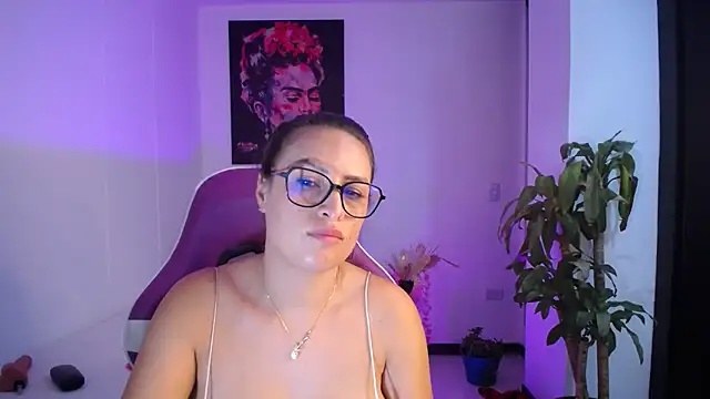 esmeraldaa230 live cam screenshot female on Ufotopia – Live Cams & Video Chat Community