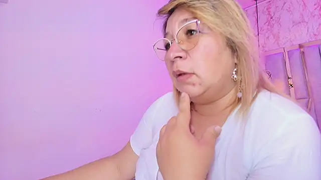 Live webcam thumbnail of MaylinRosse_ from co. Watch my show!