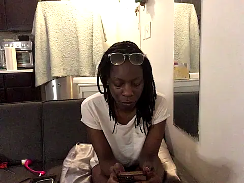 Webcam Model (littyleesh1)  is live.Free join now!