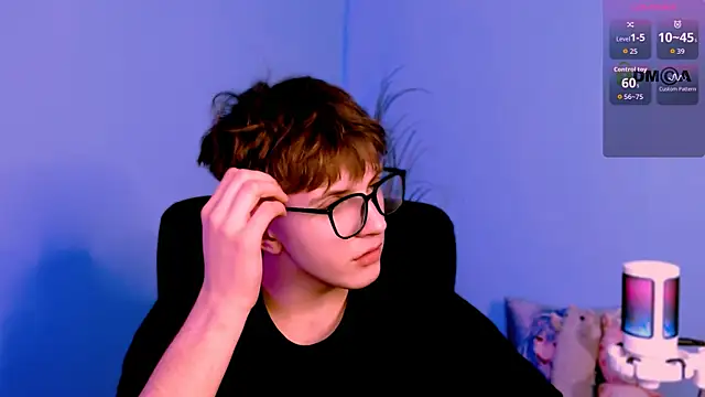 travis_wolf_ (M twink) - camera kiss