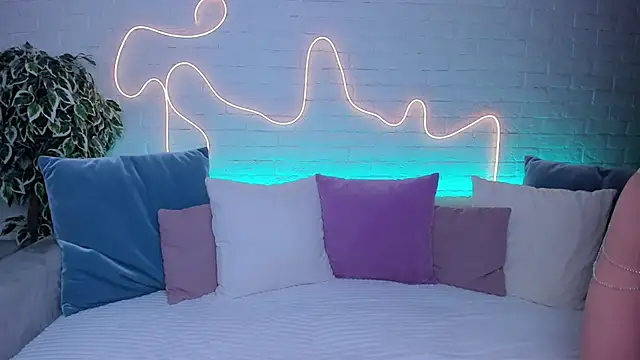 rossy_babe_ (F young) - Show pretty tits