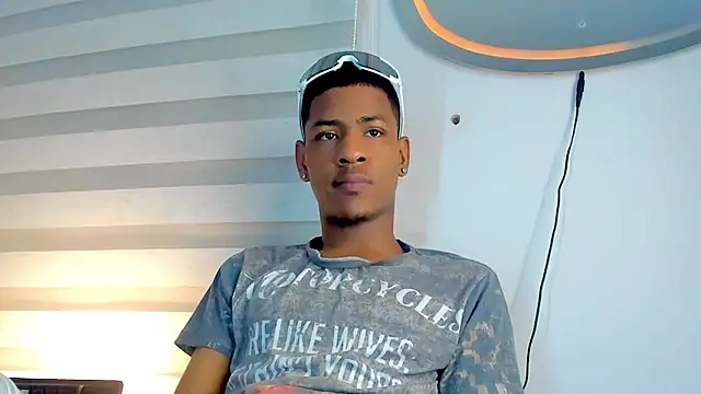 Live webcam thumbnail of tiago_xxx_ from . Watch my show!