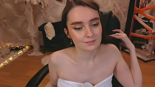 Live webcam thumbnail of CloudGrace from . Watch my show!