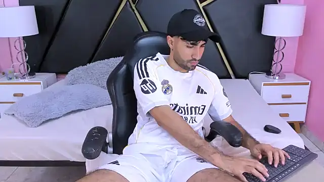 MilanZaire live cam screenshot male on Ohstagram — Live Cams & Adult Streams