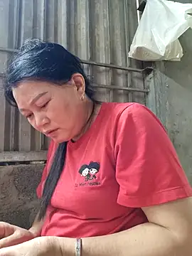 yoowwmr's Stripchat show and profile