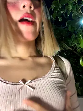 SweetBunnyGF's Stripchat show and profile