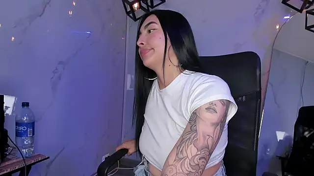 Live webcam thumbnail of ChloeeTompson_ from . Watch my show!