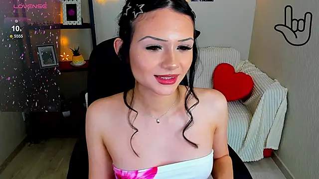 kitti__ (F teen) - suck fingers close to cam+ eyes contact