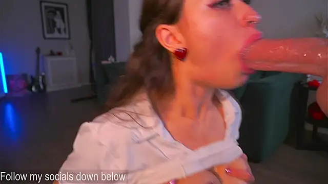 karolineneuer_ (F young) - Doggy blow job