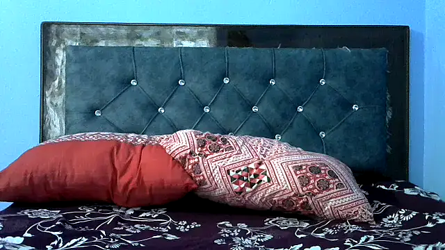 sanskari_girl (F young) - Love Me