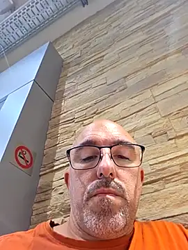 crosss-23cm (Ask my age) - 2 gratis videos