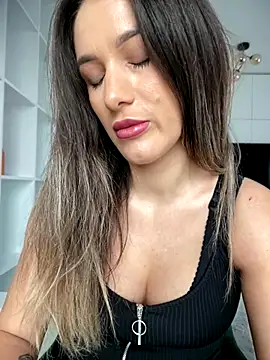 Webcam Model (HotXMom)  is live.Free join now!