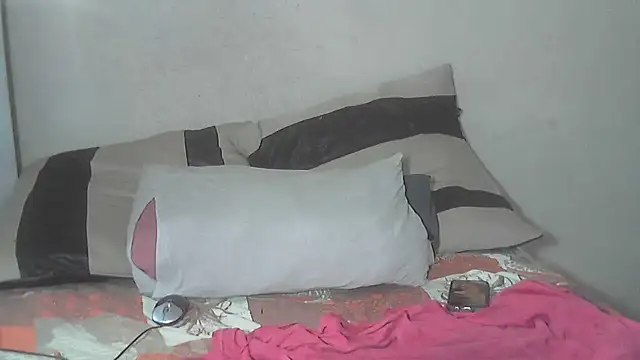 AnnabigpussyXO live cam screenshot females on TokenKeno — Tip, Play & Watch Live Cams