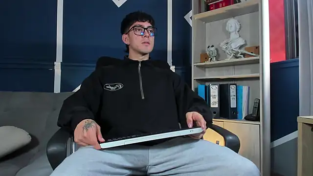 etham_wolf_ (M young) - play with feet