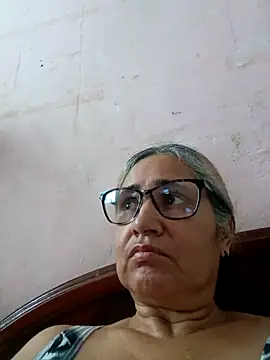 Webcam Model (_candi)  is live.Free join now!