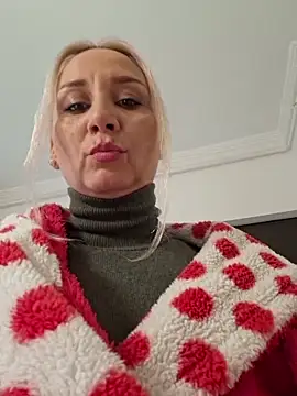 merlyn4 (F milf) - toy in ass