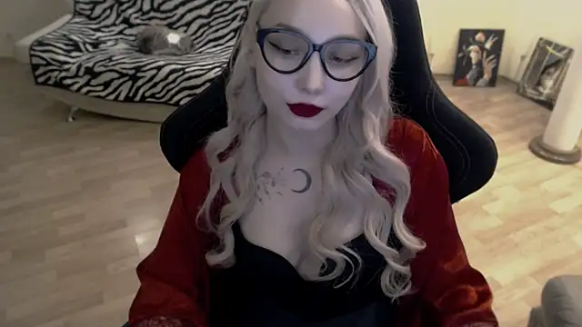 fromsun_forsoul777 (F young) - Teasing dance in leather boots!