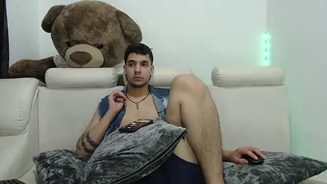 Theo_Lightwood live cam screenshot male from Colombia on Clip20 – Short Porn Clips & Live Cams